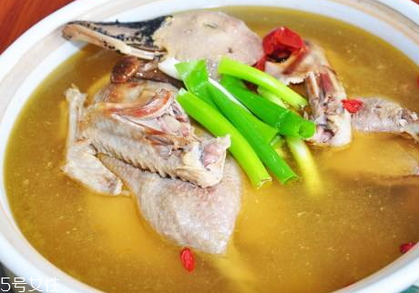 炖汤用什么水,炖汤里面放水放什么水 炖汤用什么水,炖汤里面放水放什么水