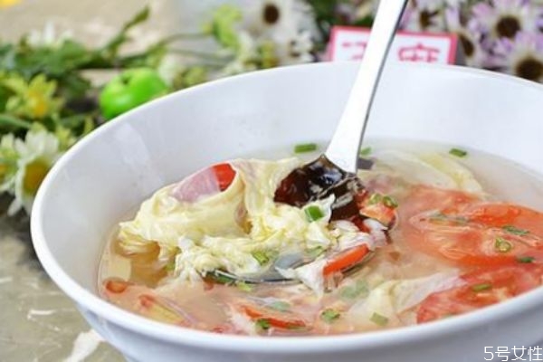 睫毛夹夹卷睫毛时应在睫毛根部固定的时间长些,装假睫毛之前先用睫毛夹将真睫毛卷曲 睫毛夹夹卷睫毛时应在睫毛根部固定的时间长些,装假睫毛之前先用睫毛夹将真睫毛卷曲