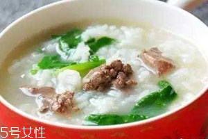 鸡肝可以和菠菜一起吃吗,猪肝菠菜能和鸡肉一起吃吗 鸡肝可以和菠菜一起吃吗,猪肝菠菜能和鸡肉一起吃吗