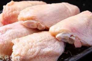 鸡翅可以热水解冻吗,鸡翅能用热水解冻吗