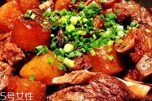 红烧排骨可以放啤酒吗?,烧排骨能放啤酒吗