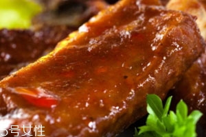 红烧排骨怎样做才好吃,红烧排骨用热水还是冷水炖好