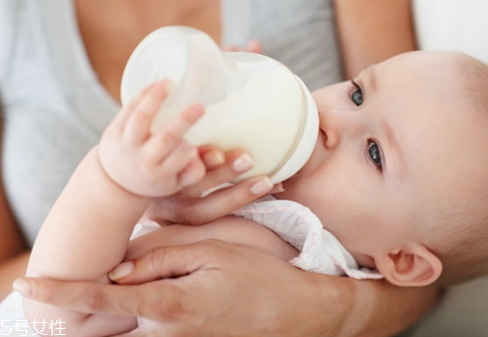 泡奶粉用什么水泡最好,用什么水冲奶粉给婴儿喝最好