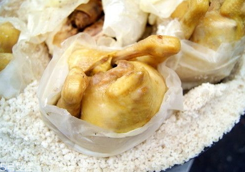 盐焗鸡爪真空包装能保存多久,真空包装的鸡爪可以放多久