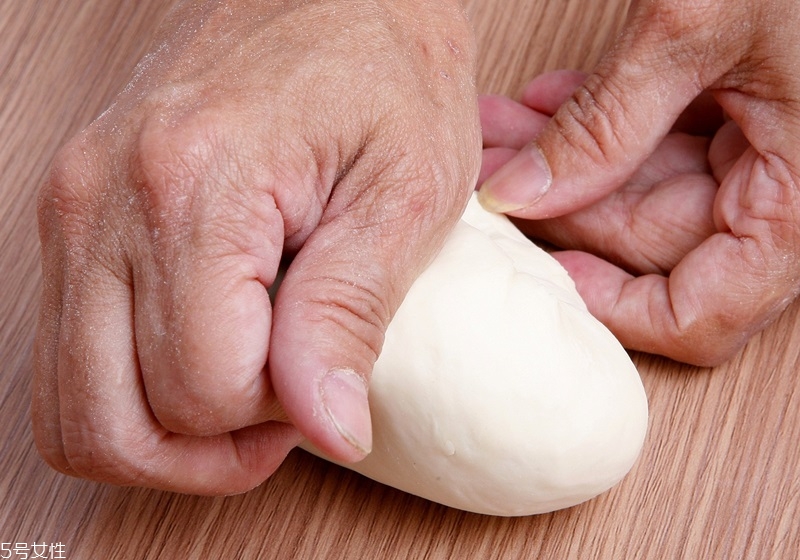 手工做面条的方法和步骤,面团怎么做面条
