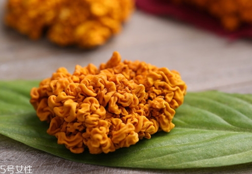 冷水泡银耳还是热水,银耳泡发用冷水还是热水