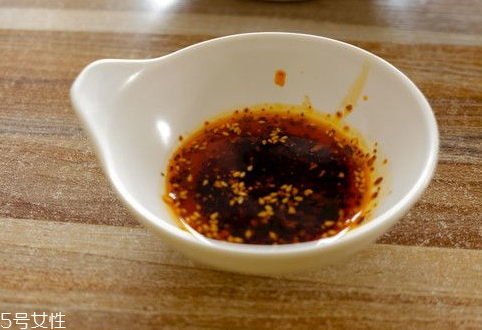 辣椒油里放什么能更香,辣椒油怎么做才能特别香