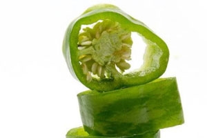 青椒要去籽吗,青椒要去籽吗?青椒变红了还能吃吗? 青椒要去籽吗,青椒要去籽吗?青椒变红了还能吃吗?