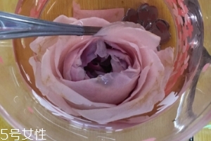 墨红玫瑰泡出来的颜色是蓝色,墨红玫瑰泡出来的颜色跟图片