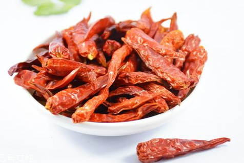 干辣椒怎么炒不会黑,干炒干辣椒怎么样才能避免变黑 干辣椒怎么炒不会黑,干炒干辣椒怎么样才能避免变黑