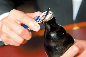 怎么倒啤酒,啤酒正确倒法