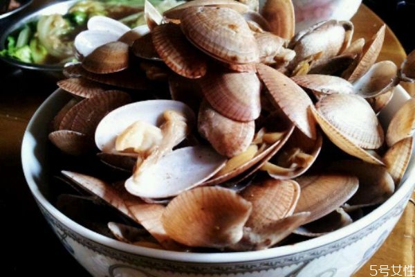 花甲做之前要热水焯一下吗,花甲用开水可以烫开吗 花甲做之前要热水焯一下吗,花甲用开水可以烫开吗