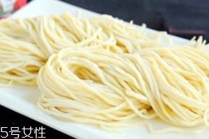 一斤面粉做多少面条,1斤面粉出多少面条