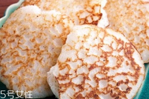 面粉里面放碱是为了干什么,发酵粉的面要不要放碱 面粉里面放碱是为了干什么,发酵粉的面要不要放碱