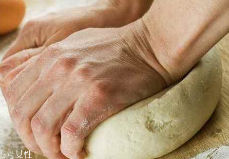 面粉和面用冷水还是热水,和面粉应该用冷水还是热水