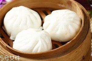 一斤面粉能做多少个包子,包子店一斤面粉可以做多少个包子