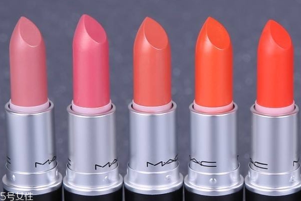 女人涂口红表示着什么,涂口红的女生