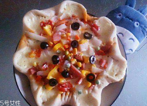 披萨烤盘可以放在微波炉里用吗,微波炉做披萨用什么盘子烤