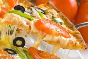 微波炉烤披萨多长时间烤披萨芝士,微波炉能做披萨吗用多长时间