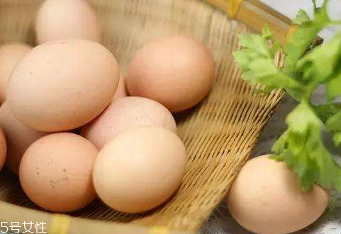 剥壳的鸡蛋可以放微波炉吗,剥掉壳的鸡蛋可以放微波炉吗