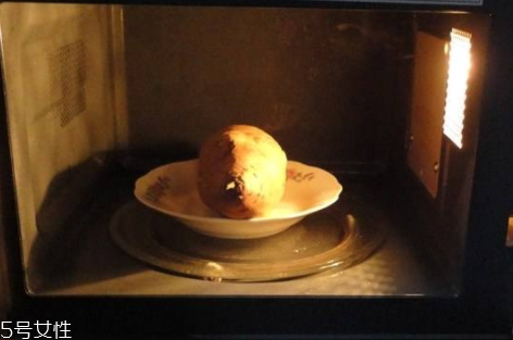 微波炉烤红薯用什么纸包比较好呢?,怎么样用微波炉烤红薯