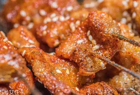 烧烤五花肉怎么做,烧烤五花肉怎么腌