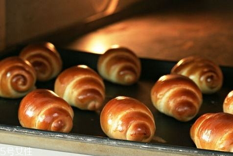 烤制面包时烤箱温度应控制在多少度,用烤箱烤面包的温度和时间