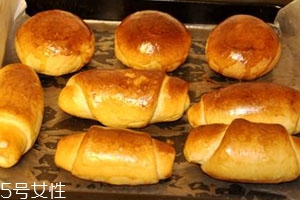 烤箱烤面包的制作方法和步骤,面包的做法烤箱新手做 烤箱烤面包的制作方法和步骤,面包的做法烤箱新手做