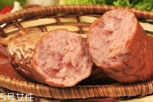 红肠一般是什么肉做的,红肠是什么肉做的