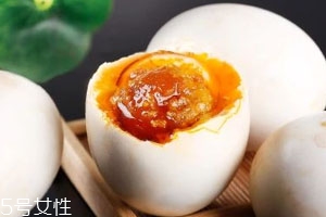 怎么做咸鸭蛋好吃又多油,怎么腌制咸鸭蛋