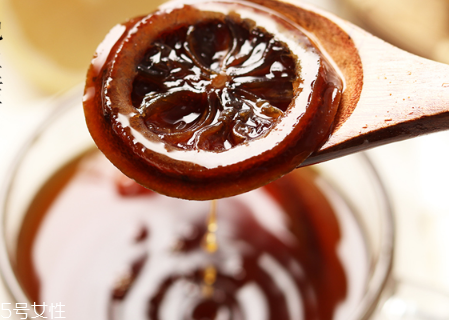 冰糖炖柠檬要加水吗,炖柠檬可以在炖的过程中加冰糖吗