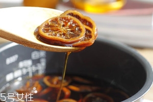 冰糖炖柠檬的功效和作用,柠檬和冰糖熬制有什么功效 冰糖炖柠檬的功效和作用,柠檬和冰糖熬制有什么功效