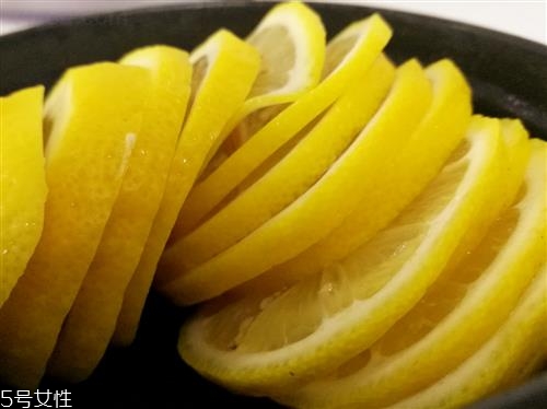 柠檬冰糖水的功效和作用及禁忌,柠檬水可以放冰糖喝吗