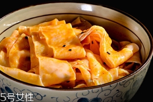 阿宽四川铺盖面的吃法,阿宽铺盖面煮还是拌 阿宽四川铺盖面的吃法,阿宽铺盖面煮还是拌