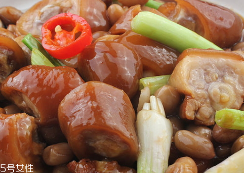 猪尾巴炖鸡爪做法大全,凤爪煲做法大全