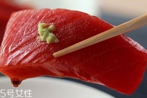 金枪鱼不能和什么一起吃有毒,金枪鱼不能和什么一起吃?