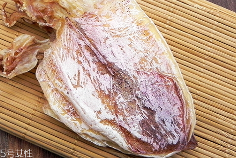 鱿鱼干怎么炒好吃的做法,鱿鱼干怎么炒好吃 家常做法