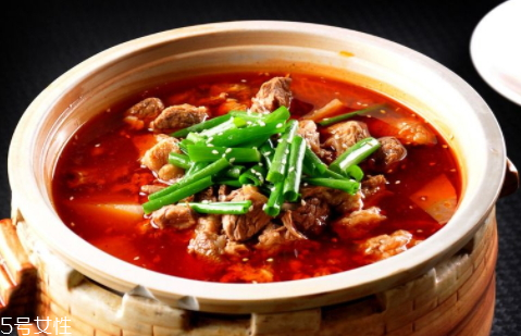 牛腩和什么一起吃好,牛腩和什么一起煲好吃