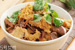 牛杂不能和什么一起吃四类食物不宜搭配食用,牛杂不能和什么一起吃香哈