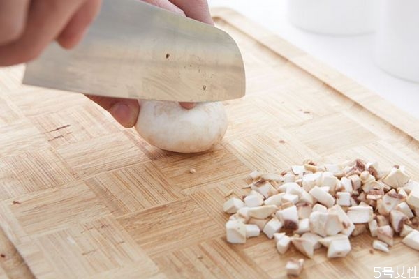 口蘑能和鸡蛋一起吃吗,口蘑菇能和鸡蛋一起吃吗