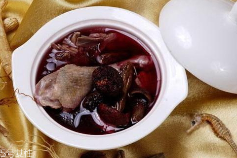 红菇可以和鱼一起炖吗,红菇可以和鱼一起煲汤吗