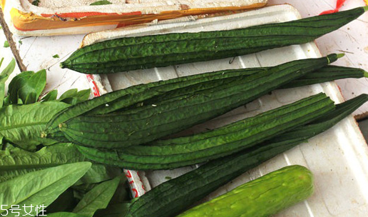 丝瓜切好了怎么放不变色,丝瓜如何才能不变色
