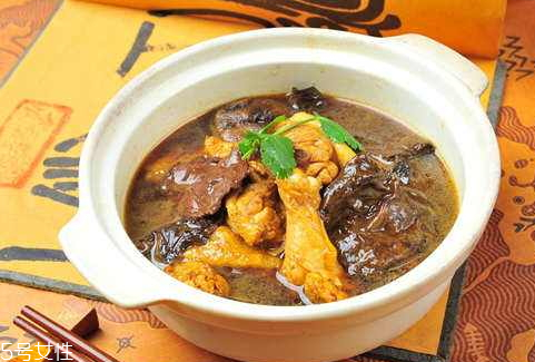 松蘑和榛蘑的区别,和榛蘑相似的蘑菇是什么蘑菇 松蘑和榛蘑的区别,和榛蘑相似的蘑菇是什么蘑菇