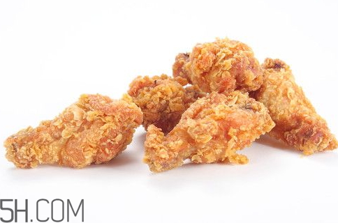 炸鸡翅前要不要煮一下,炸鸡翅需要先把鸡翅煮熟吗