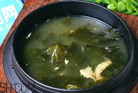 海带汤是绿色的正常吗,海带煮出来的汤是绿色的