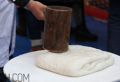 年糕放冰箱里变硬了怎么办?,年糕冰箱拿出来很硬需要怎么处理