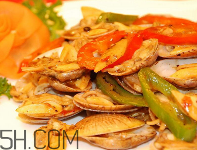 吃海鲜可不可以喝啤酒,喝啤酒不能吃海鲜吗