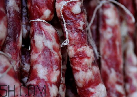 广东腊肠为什么是红色,腊肠红色是加了什么