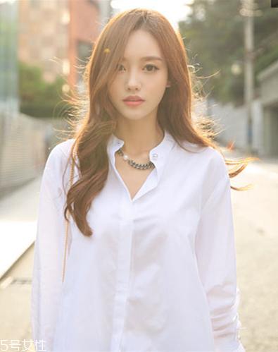 美宝莲巨密狂野睫毛膏怎么使用(美宝莲睫毛膏用法)