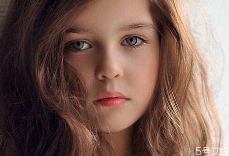 新生儿阴部的白色分泌物可以洗吗(新生儿下面有白色分泌物可以洗吗)